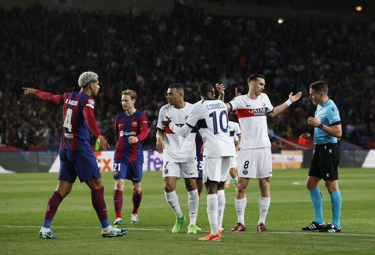 レッドカードを提示され反応するアラウホ（ロイター）