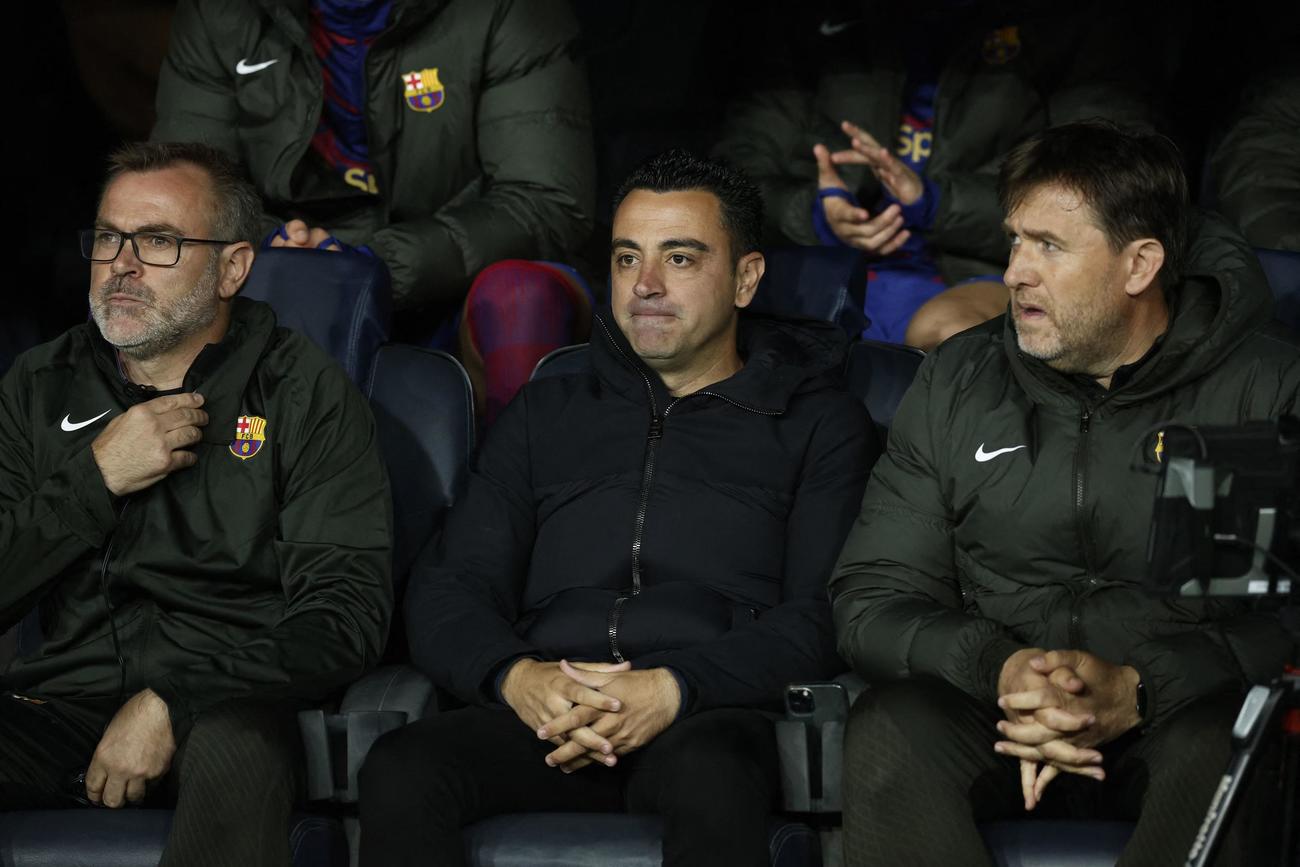 試合を見つめるバルセロナ・シャビ監督（ロイター）