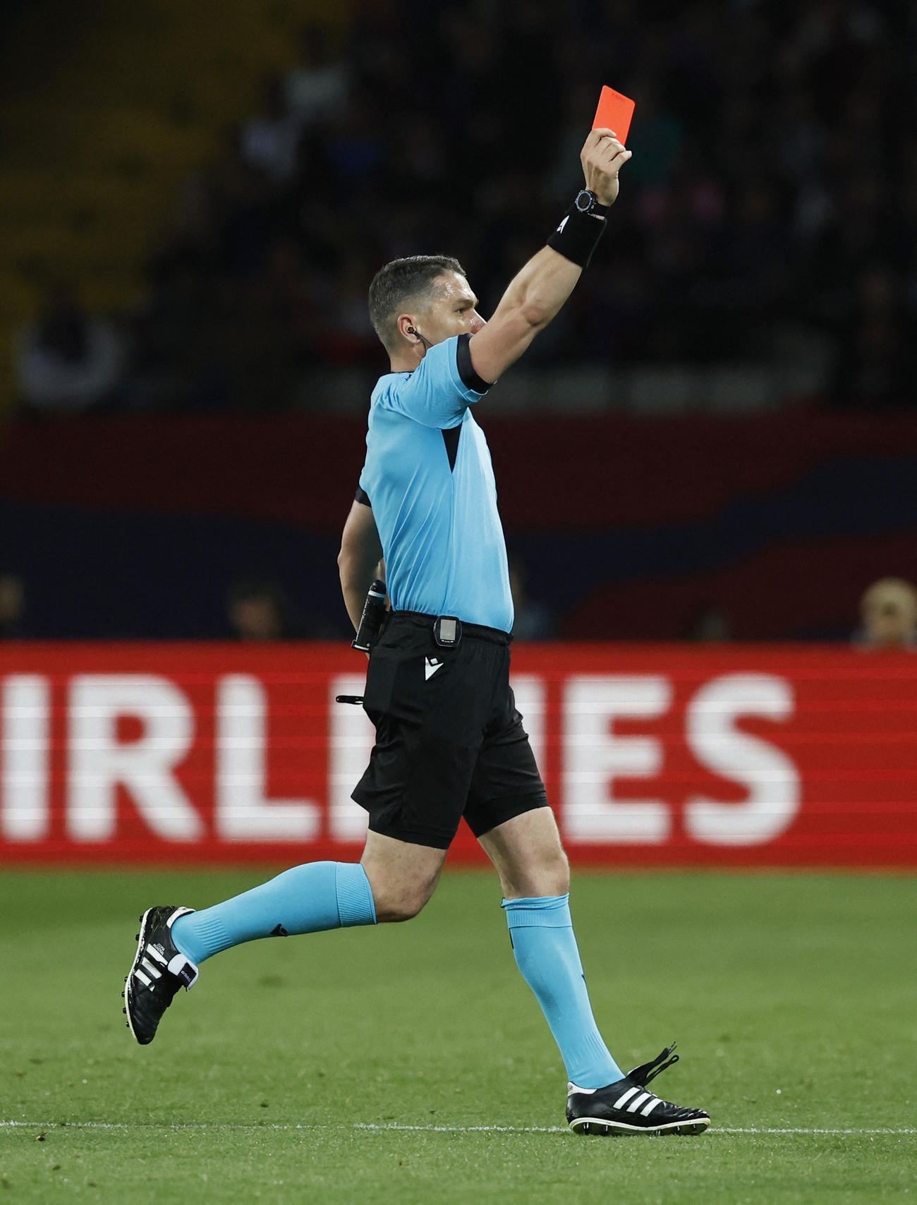 レッドカードを提示する主審（ロイター）