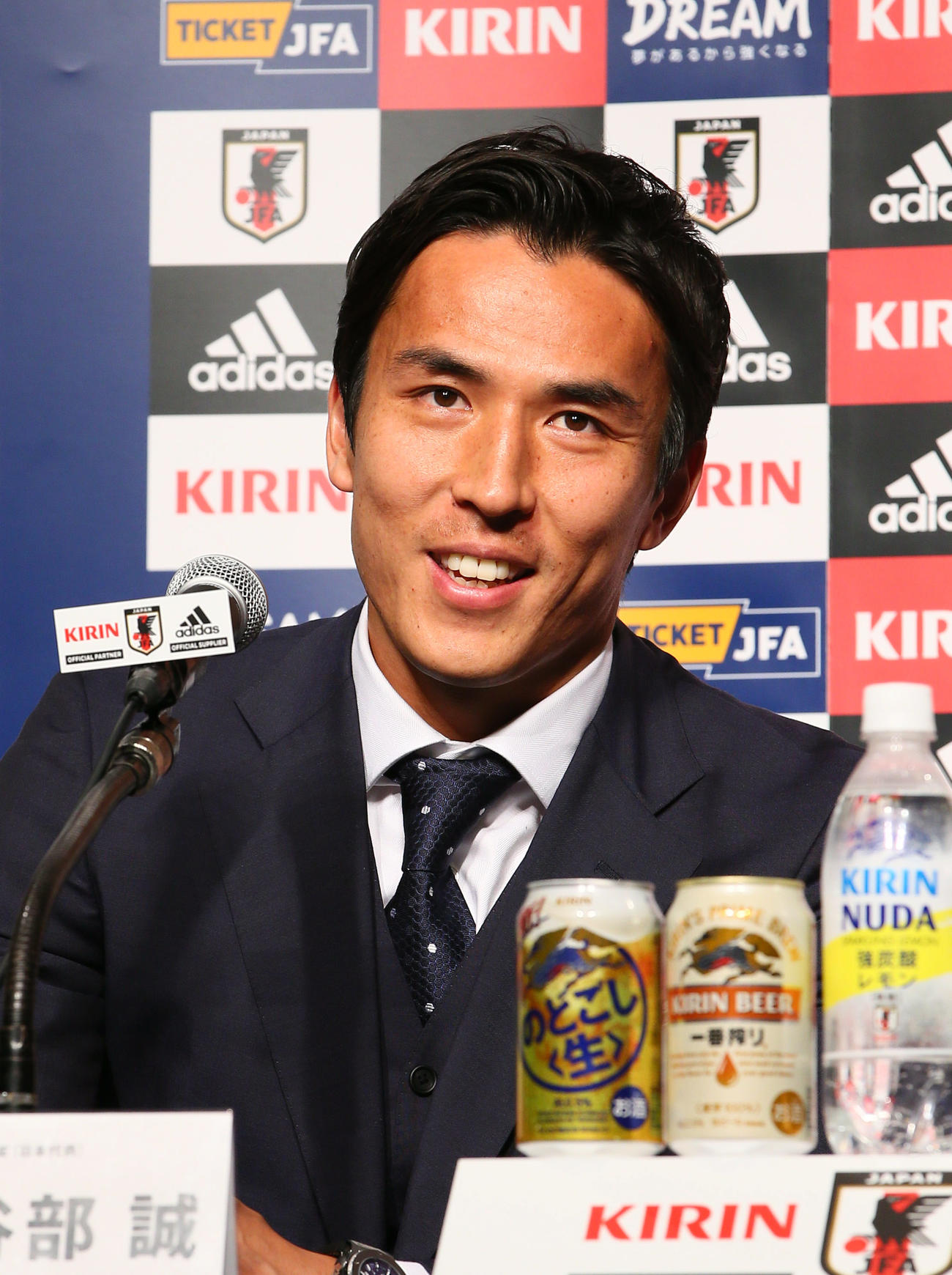 笑顔を見せながら日本代表での活動を振り返った長谷部（18年7月）