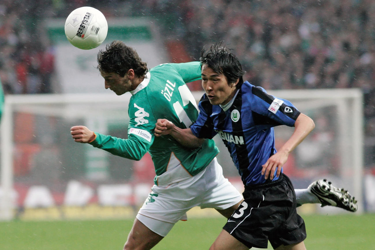 ブレーメンMFエジル（左）と競り合うボルフスブルクMF長谷部誠（2008年3月16日撮影）