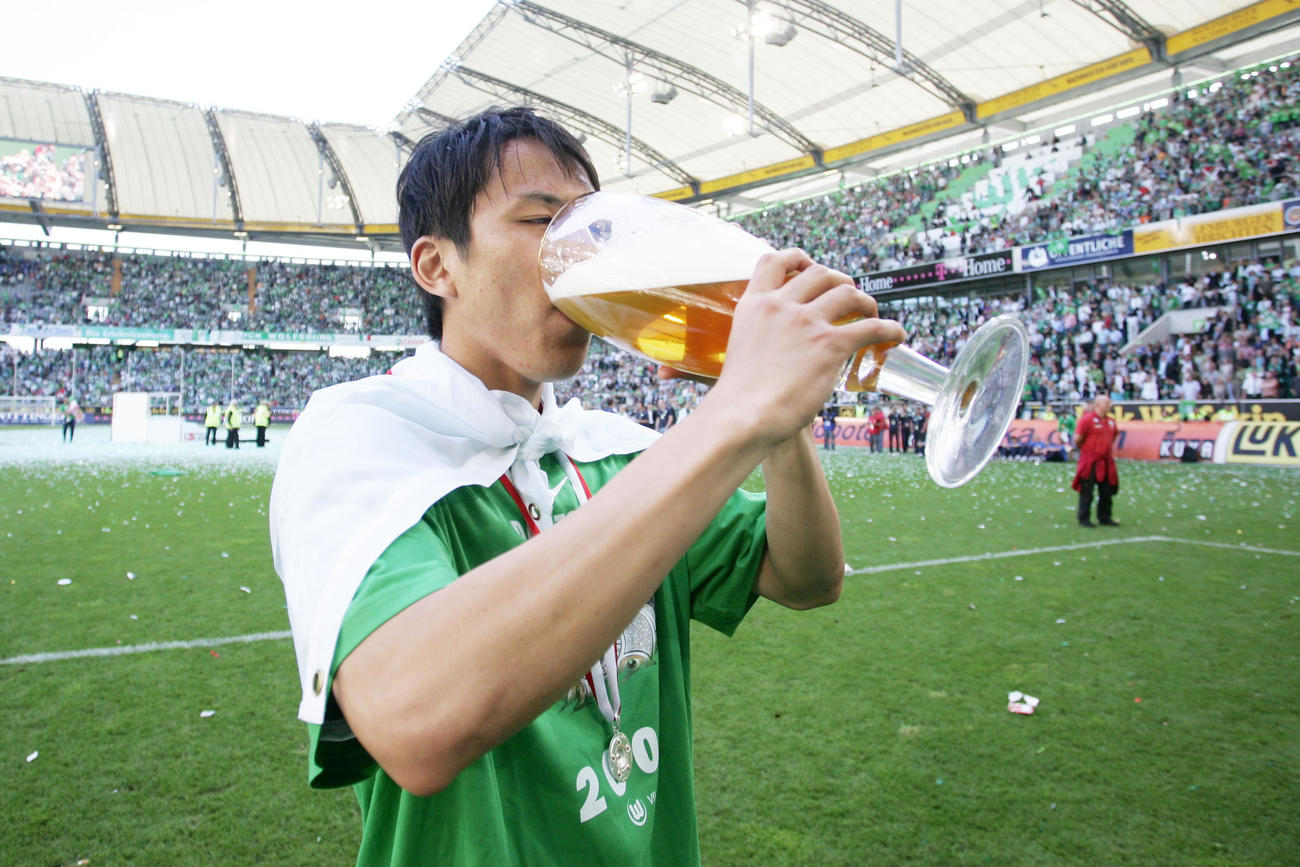 ボルフスブルク対ブレーメン　優勝セレモニーで、ビールをあおるボルフスブルクMF長谷部誠（2009年05月23日）