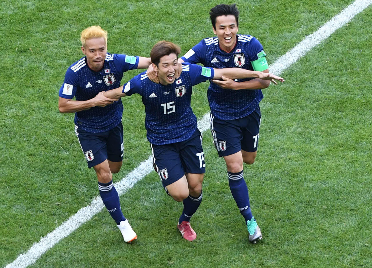日本対コロンビア　後半、ゴールを決めた大迫勇也（中央）は長友佑都（左）と長谷部誠と歓喜のダッシュ（2018年6月19日撮影）