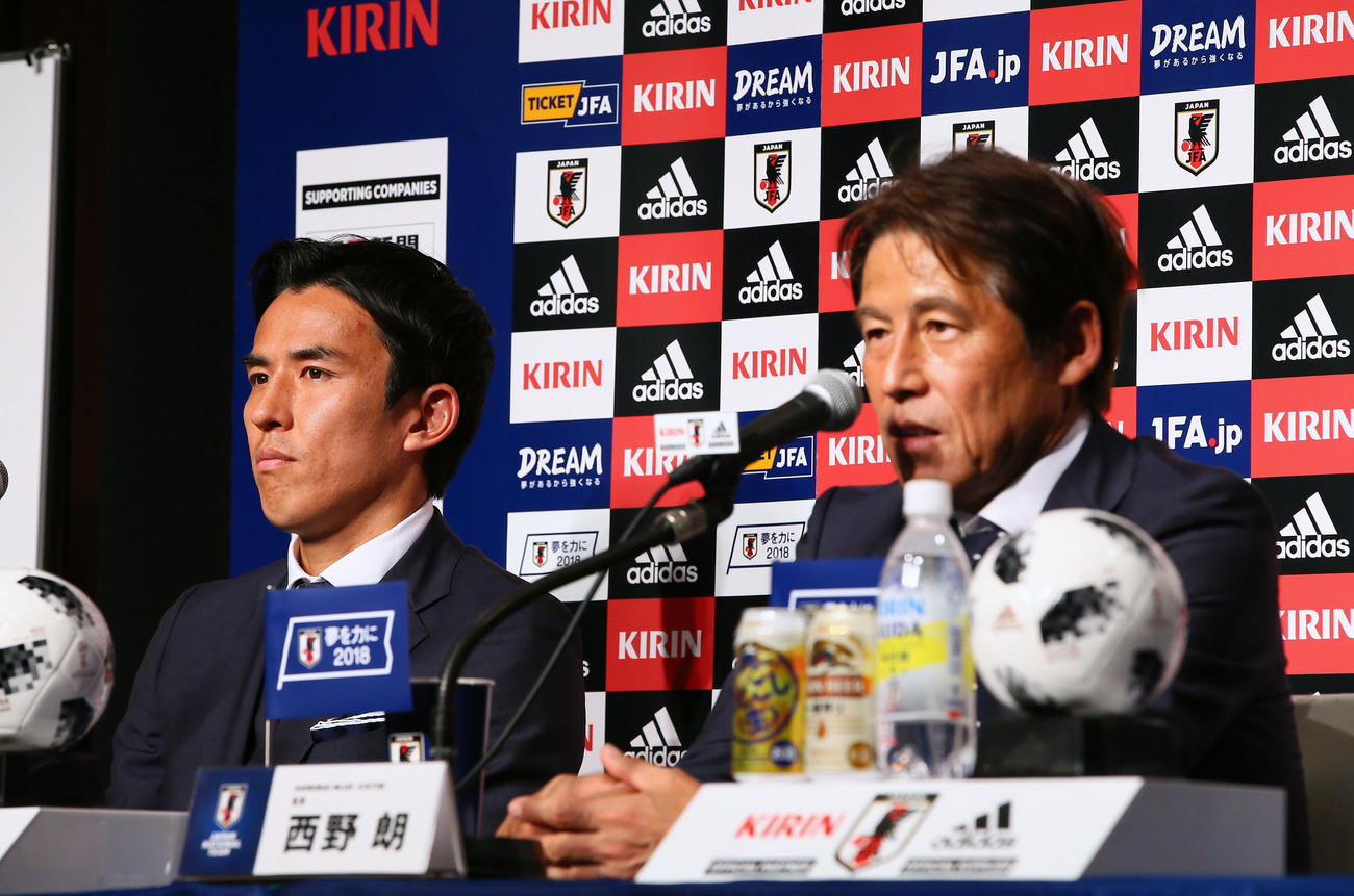 日本代表帰国会見　W杯での戦いについて語る日本代表西野監督（右）の話に耳を傾ける長谷部（2018年7月5日撮影）