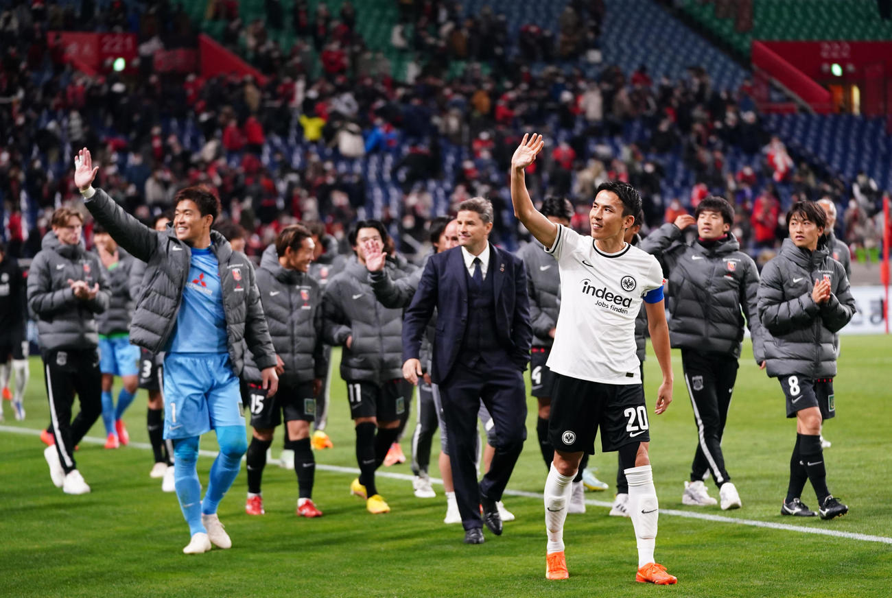 浦和対フランクフルト　試合後、GK西川（左）ら浦和の選手らと場内一周をするフランクフルト長谷部（2022年11月16日撮影）
