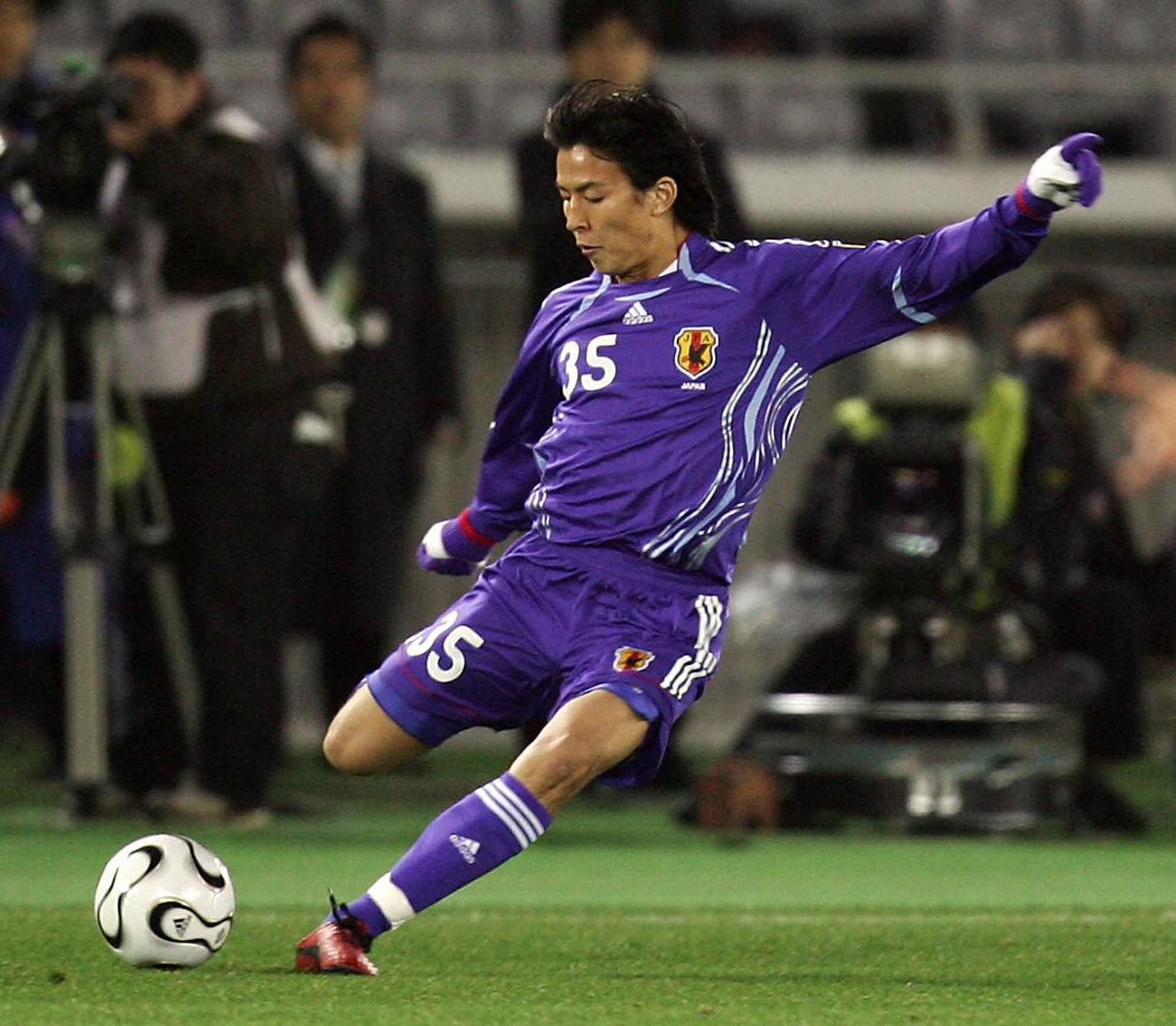 アジア杯予選　日本対インド　前半、パスを出す長谷部誠（2006年2月22日撮影）