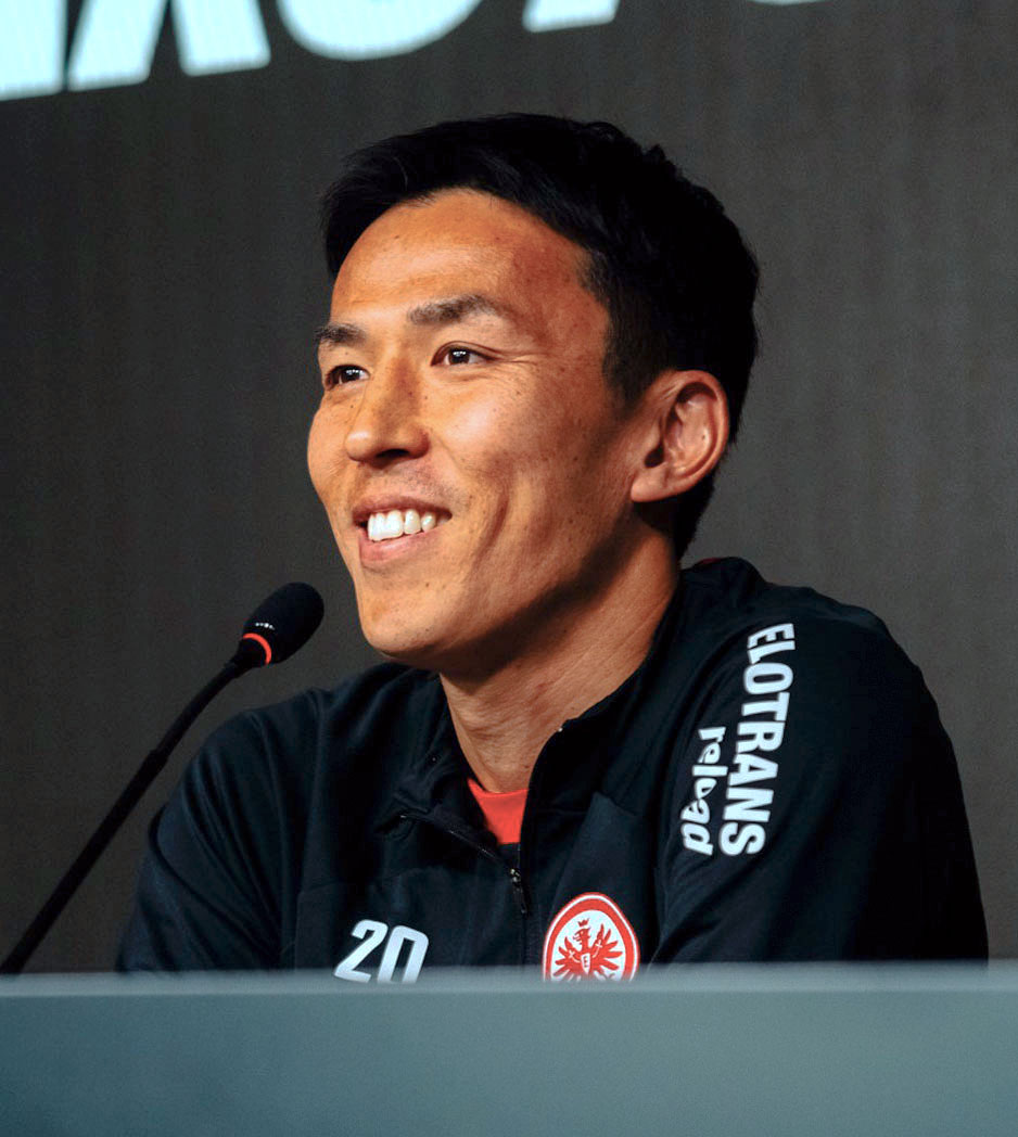 記者会見で今季限りでの現役引退を表明するアイントラハト・フランクフルト長谷部（クラブ提供・共同）