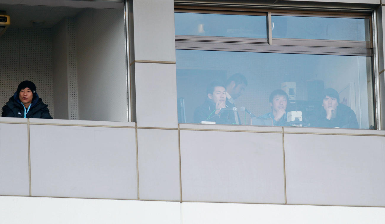 2015年12月、第94回全国高校サッカー選手権　第2日・1回戦　香芝対藤枝東　試合を観戦する藤枝東OBの中山氏（左端）と長谷部（右端）