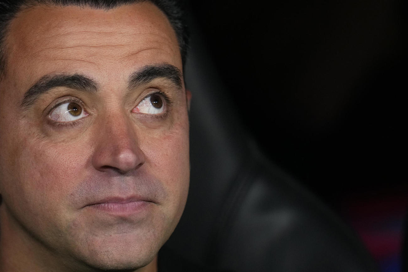 試合開始時のバルセロナのシャビ監督（AP）