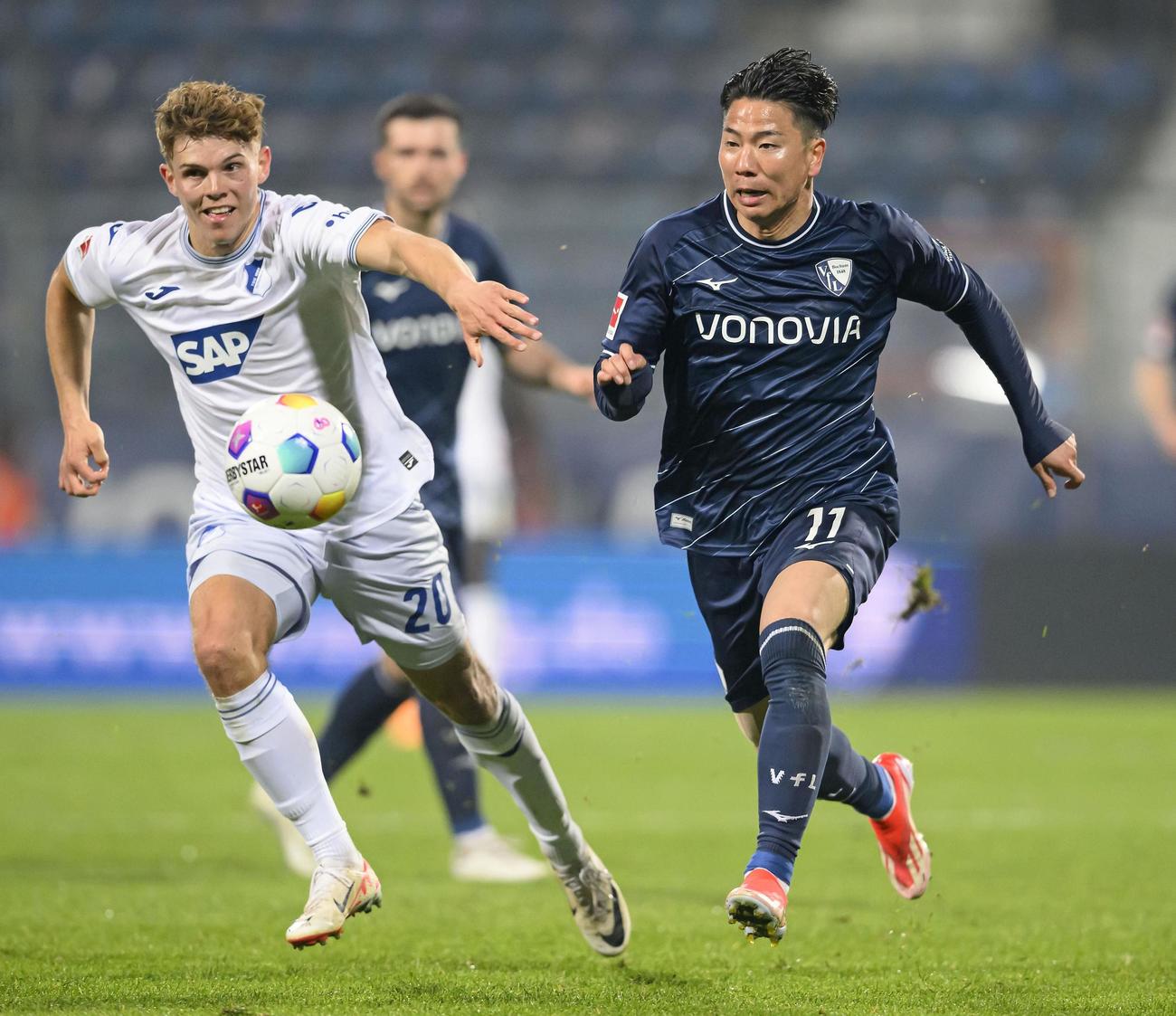 ホッフェンハイム戦の後半、競り合うボーフム浅野（右）（共同）
