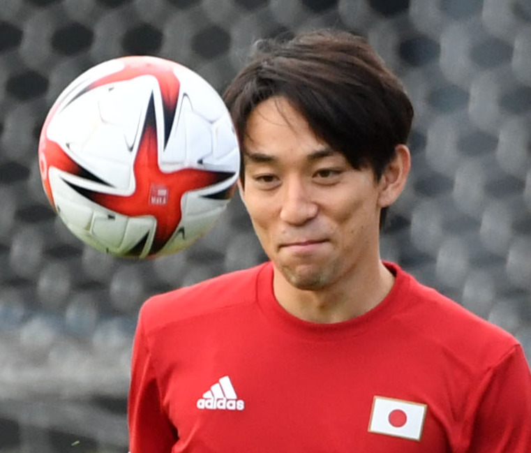 リフティングをする三好康児（2021年撮影）