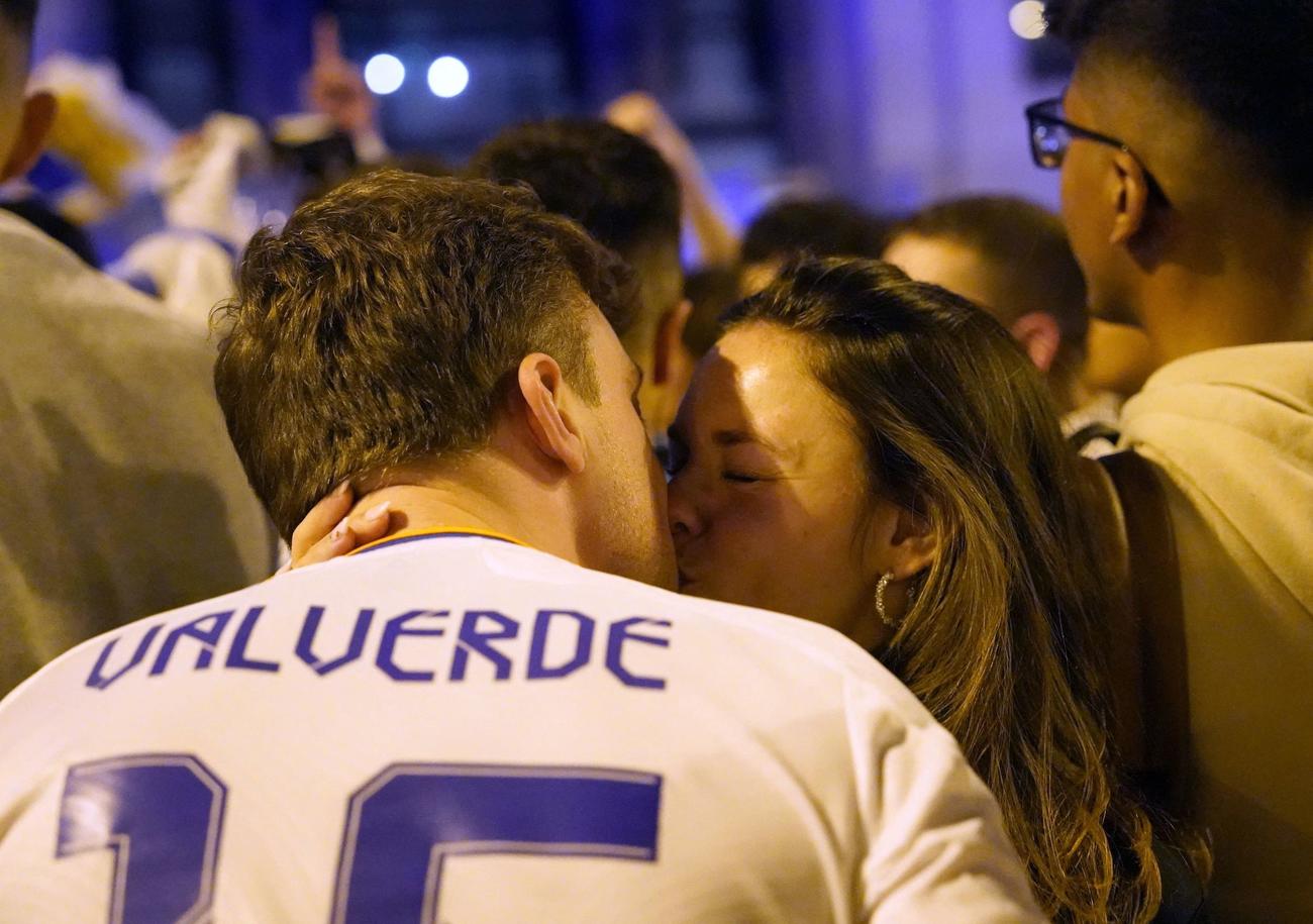 ラ・リーガ優勝をキスで祝うサポーター（ロイター）