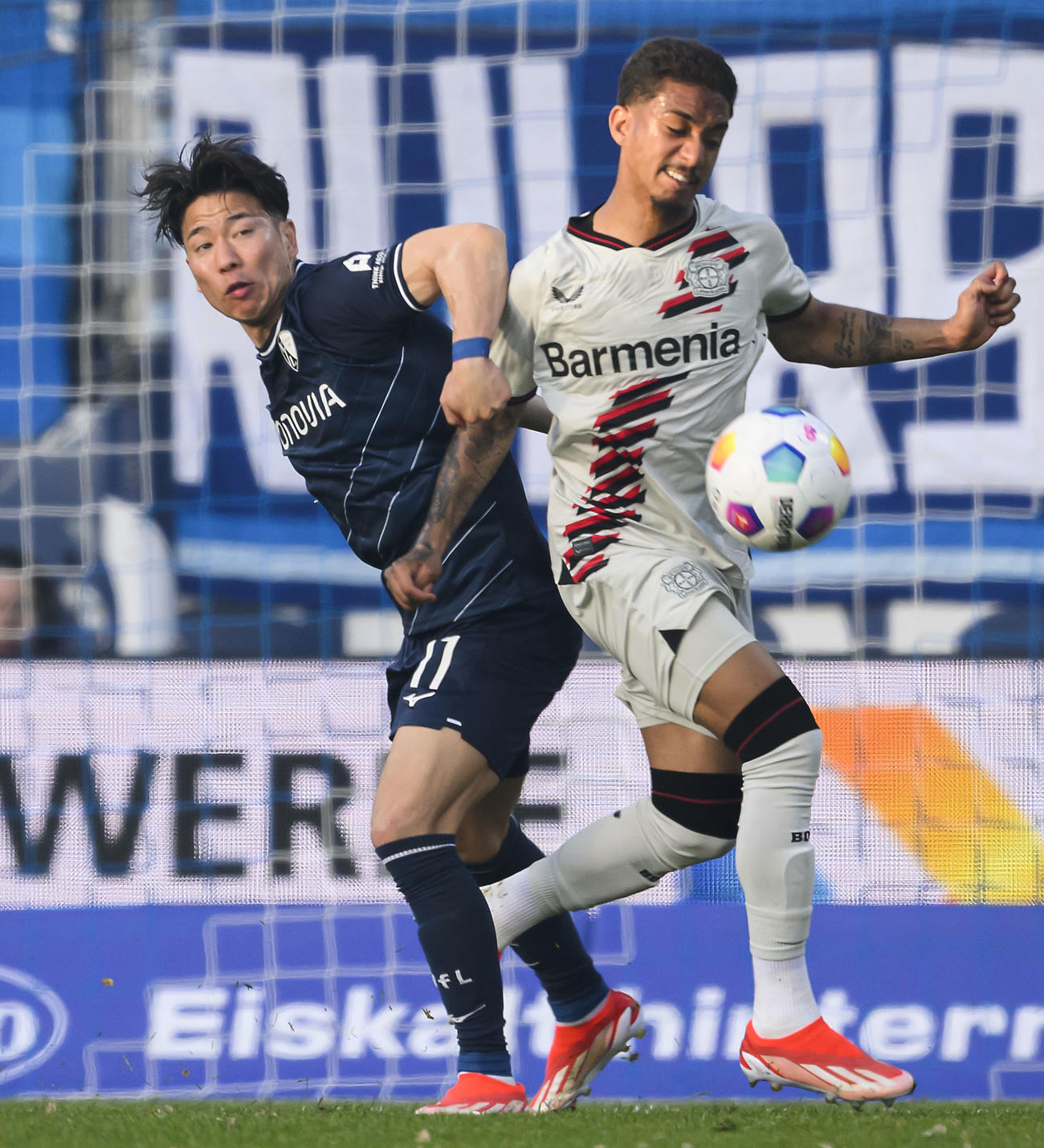 レーバークーゼン戦の前半、競り合うボーフムの浅野（左、共同）