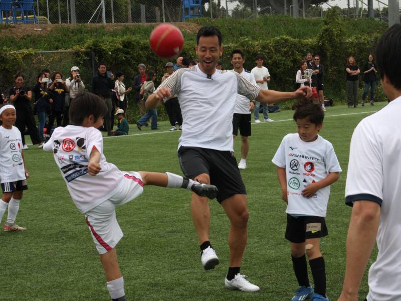 サッカー教室で参加者の子どもたちと競り合う吉田麻也