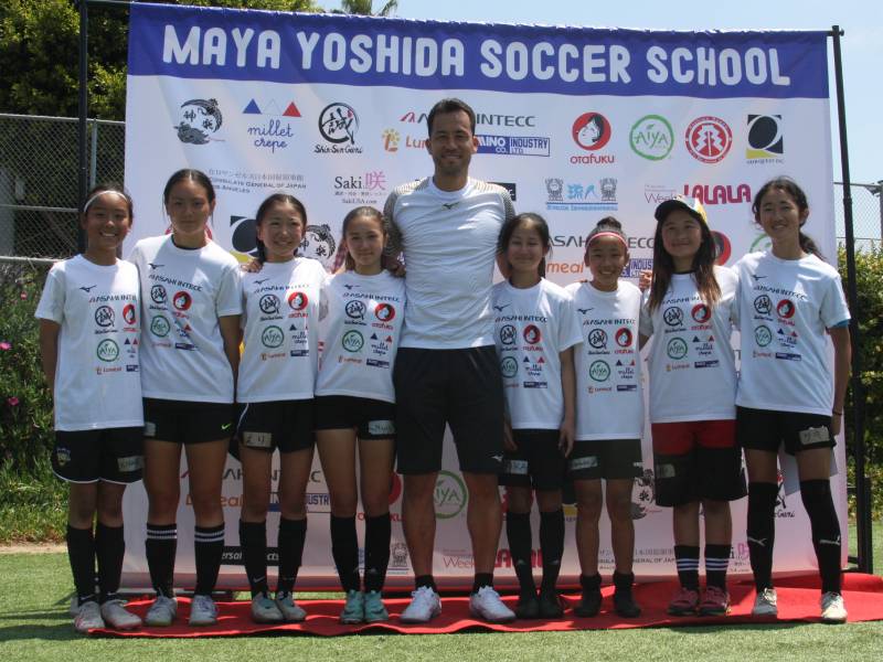 サッカー教室で参加者の子どもたちと記念撮影する吉田麻也