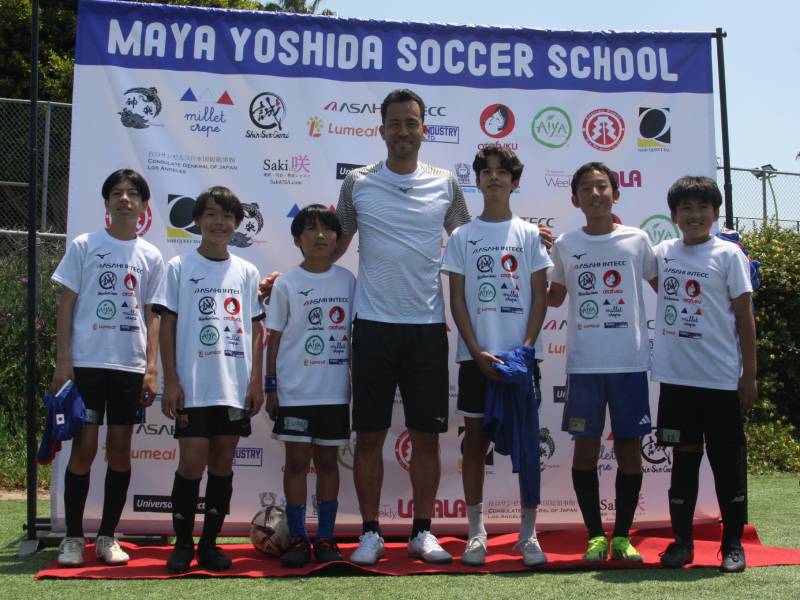 サッカー教室で参加者の子どもたちと記念撮影する吉田麻也