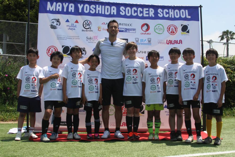 サッカー教室で参加者の子どもたちと記念撮影する吉田麻也