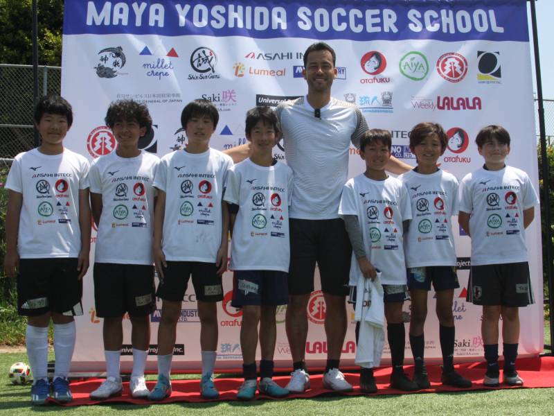 サッカー教室で参加者の子どもたちと記念撮影する吉田麻也