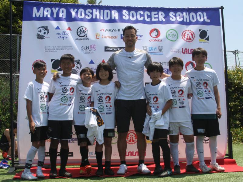 サッカー教室で参加者の子どもたちと記念撮影する吉田麻也