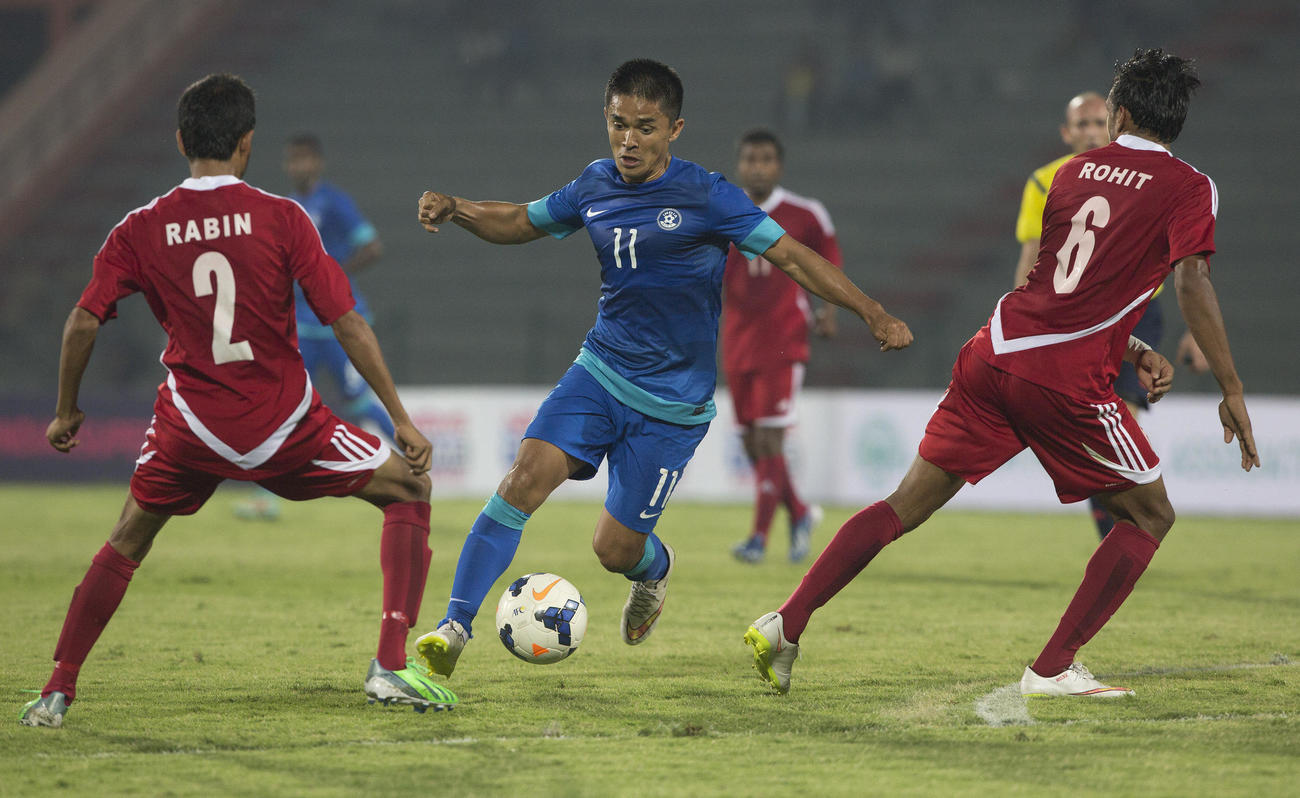 2015年3月12日、インドのガウハティで行われた2018年W杯予選ネパール戦に出場したインドのスニル・チェトリ(中央)(AP)
