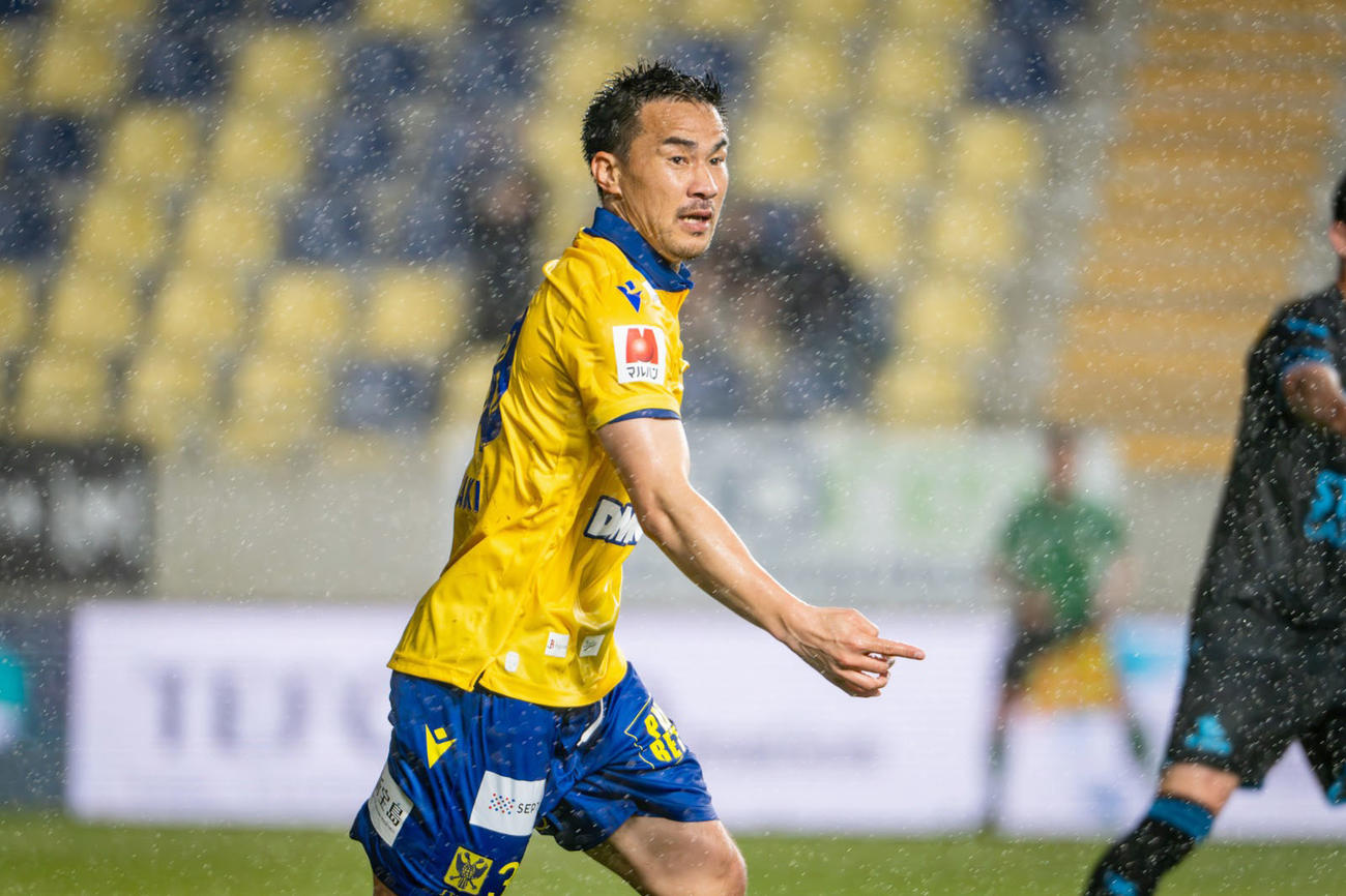ルーベン戦でプレーするシントトロイデンの岡崎（C）STVV