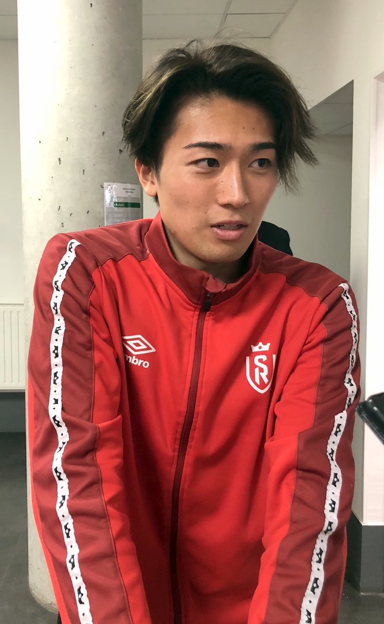 試合後、報道陣の取材に応じたSランスMF中村敬斗（撮影・松本愛香通信員）