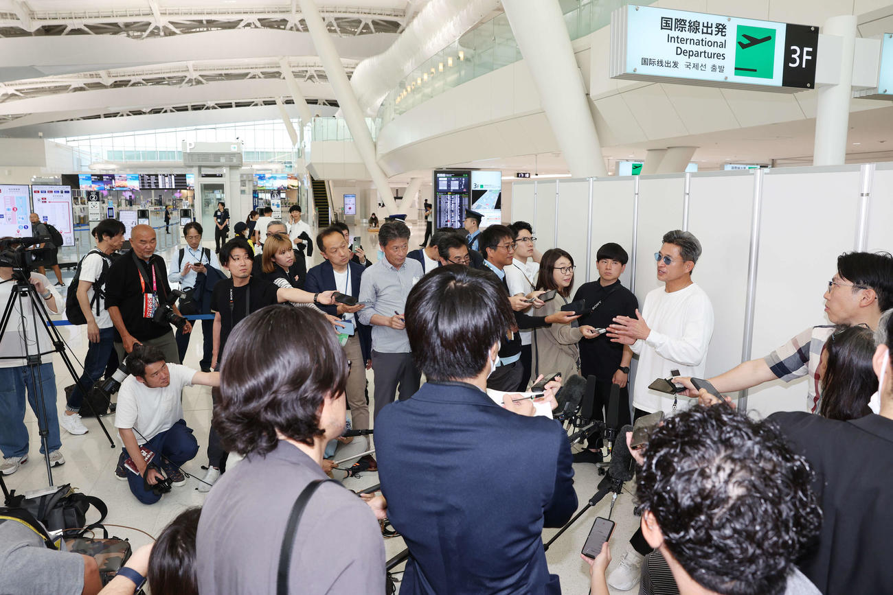 帰国したカズは記者は大勢の記者に囲まれる（撮影・宮地輝）