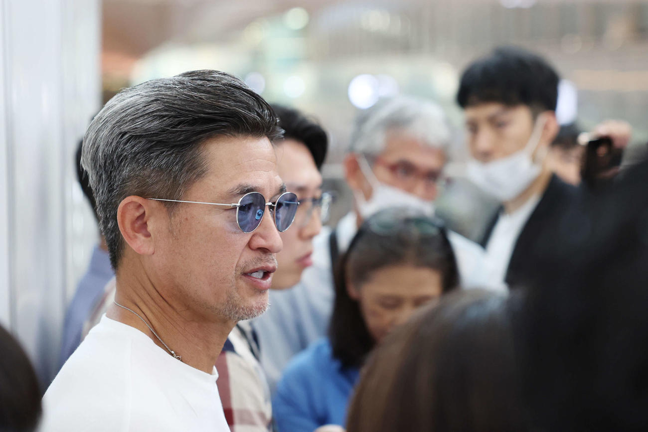 帰国したカズは記者の質問に答える（撮影・宮地輝）