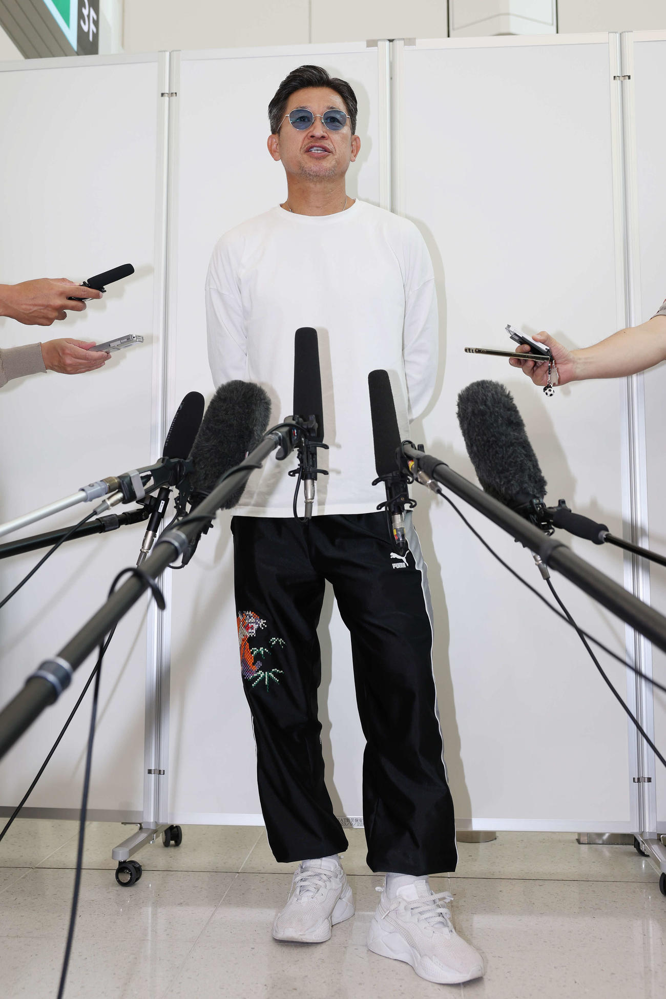 帰国したカズは記者の質問に答える（撮影・宮地輝）