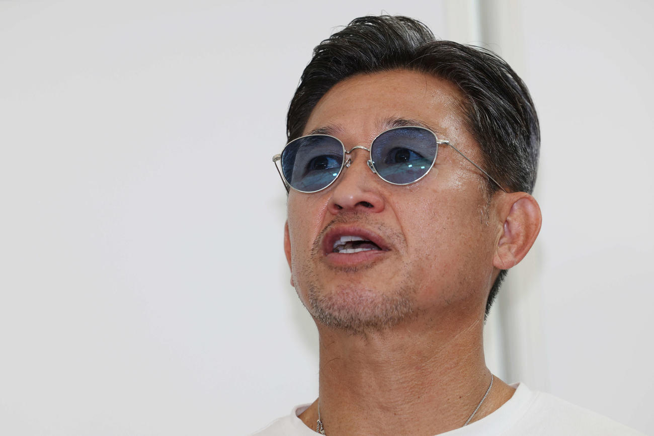 帰国したカズは記者の質問に答える（撮影・宮地輝）