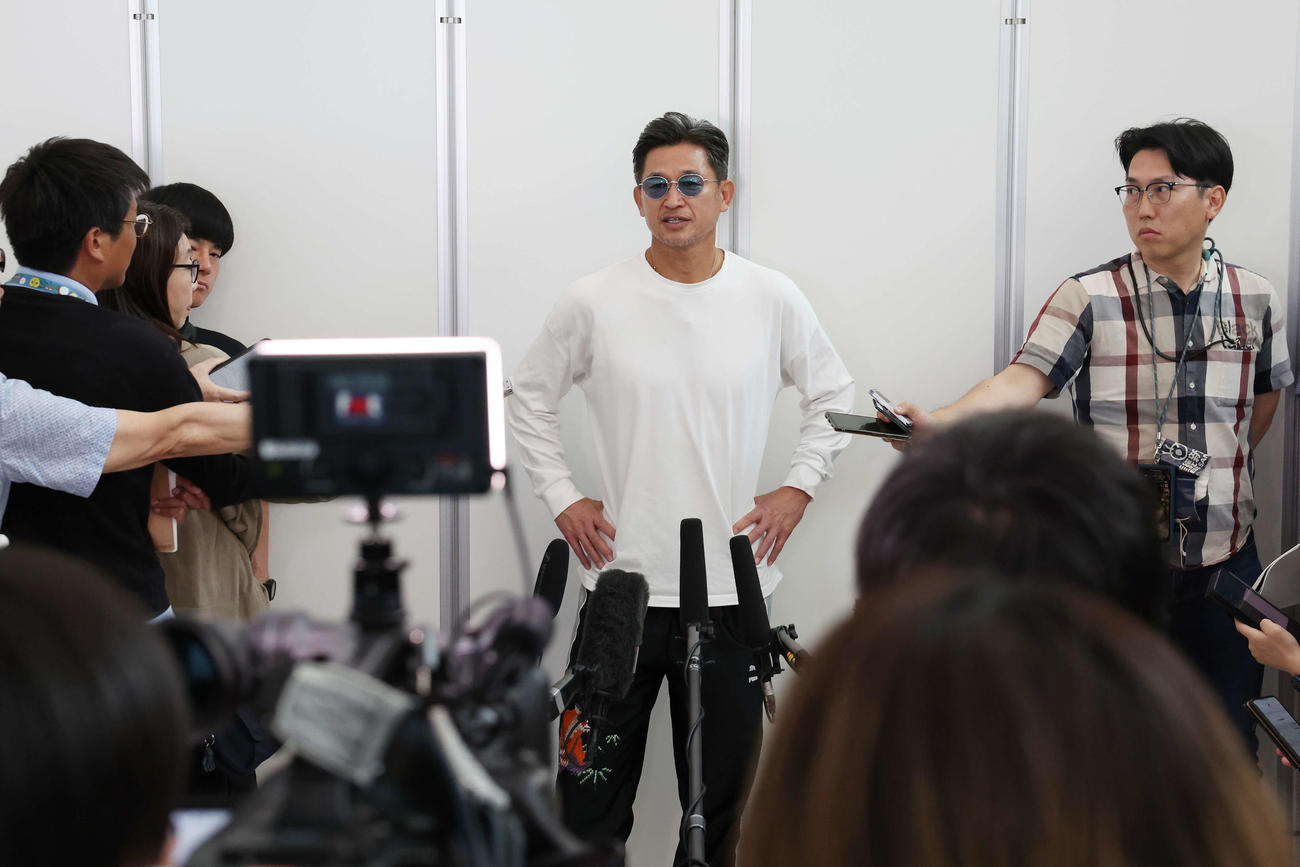 帰国したカズは記者の質問に答える（撮影・宮地輝）