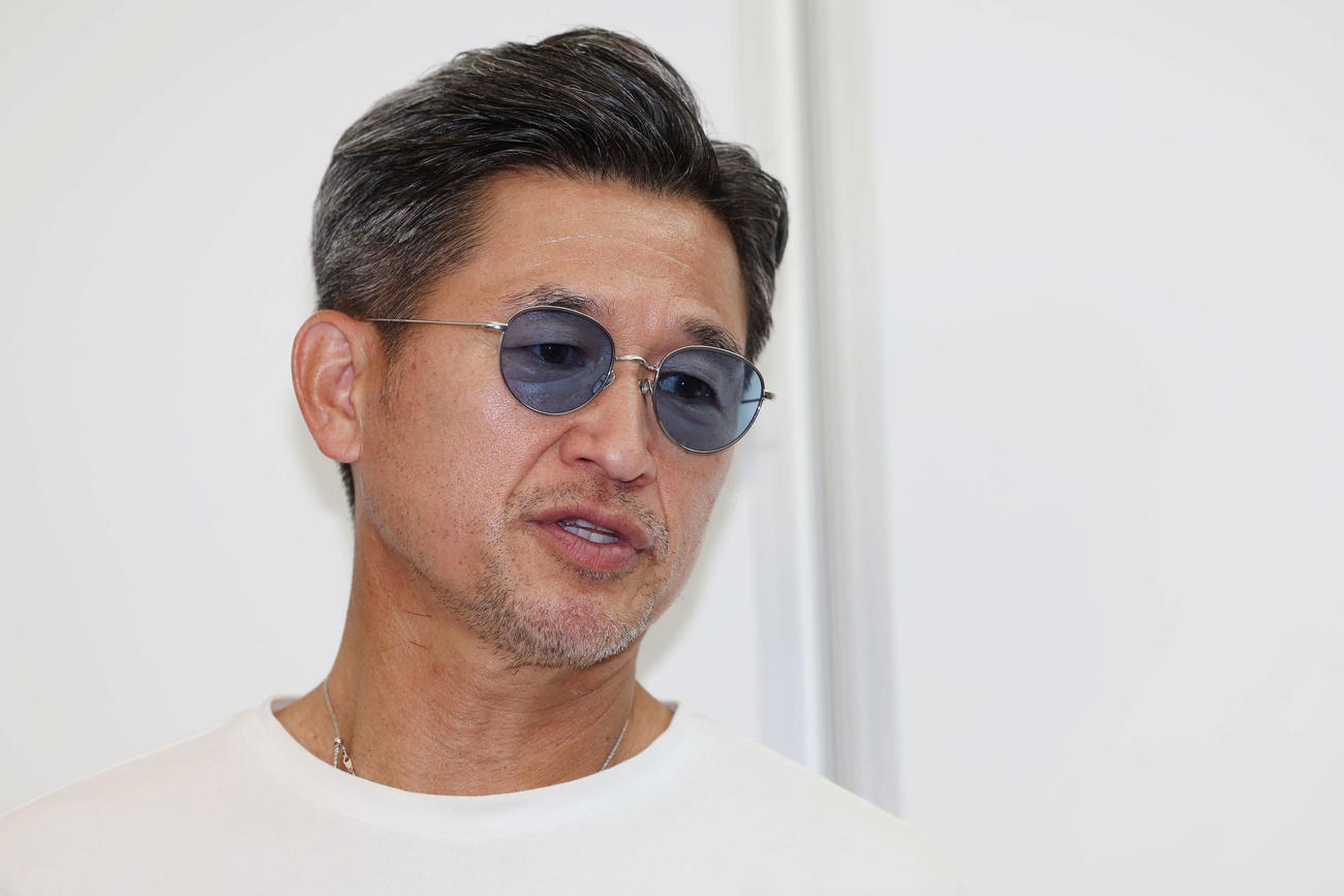 帰国したカズは記者の質問に答える（撮影・宮地輝）