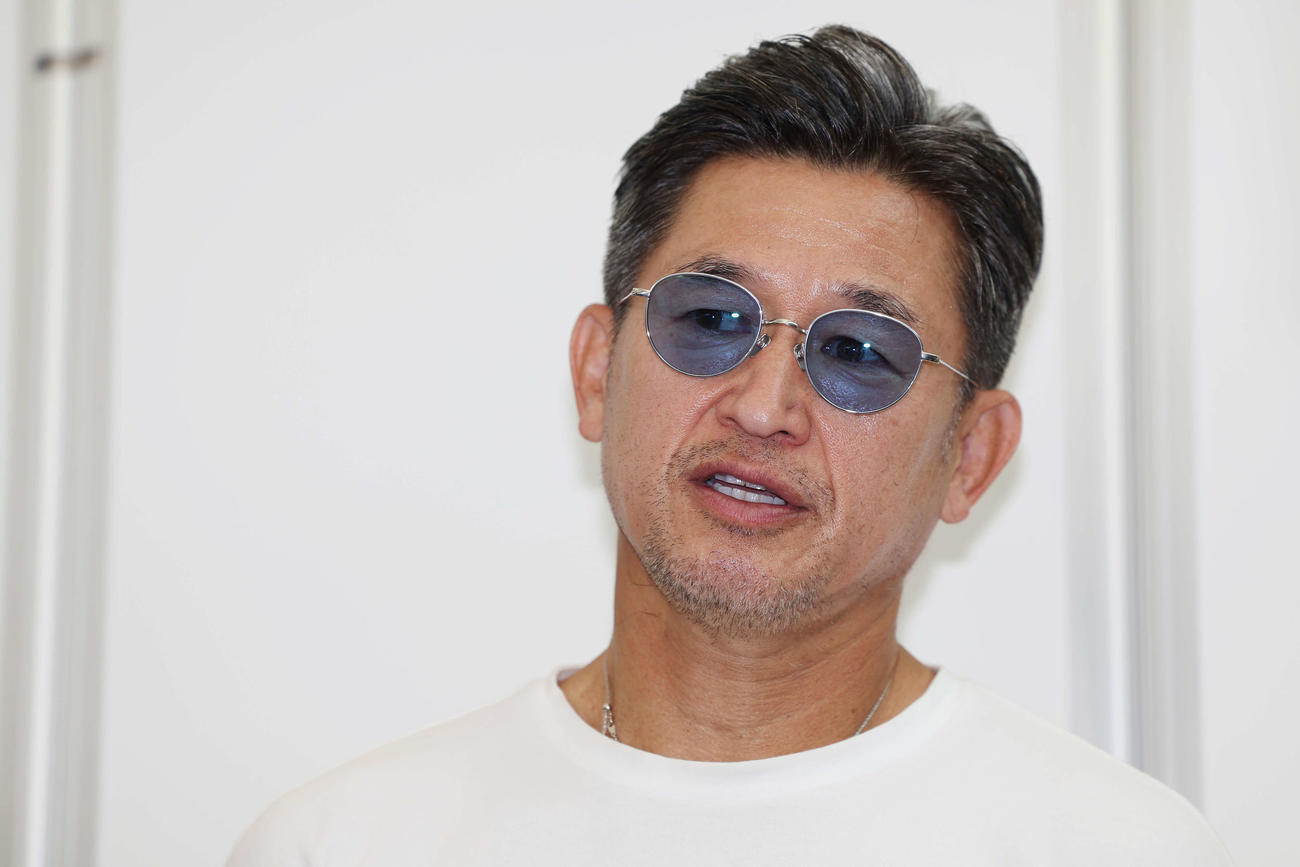帰国したカズは記者の質問に答える（撮影・宮地輝）