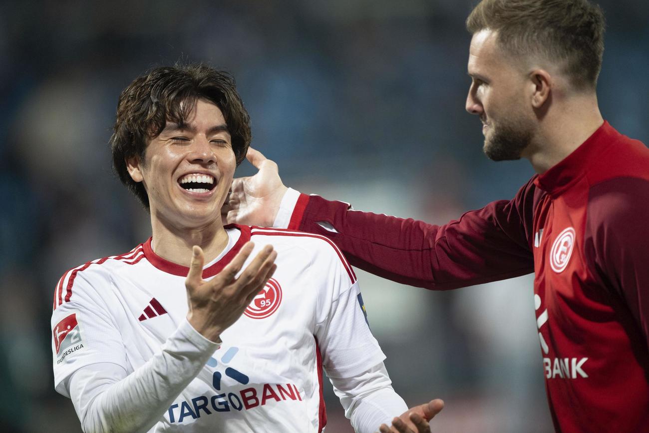 ボーフムに先勝し喜ぶデュッセルドルフの田中（左）＝ボーフム（共同）