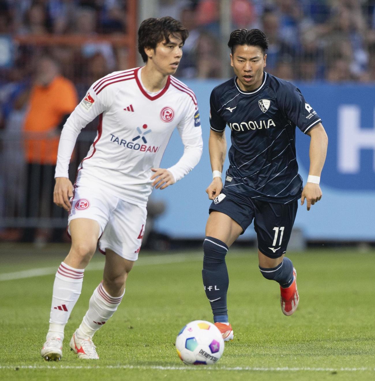 競り合うデュッセルドルフの田中（左）とボーフムの浅野＝ボーフム（共同）