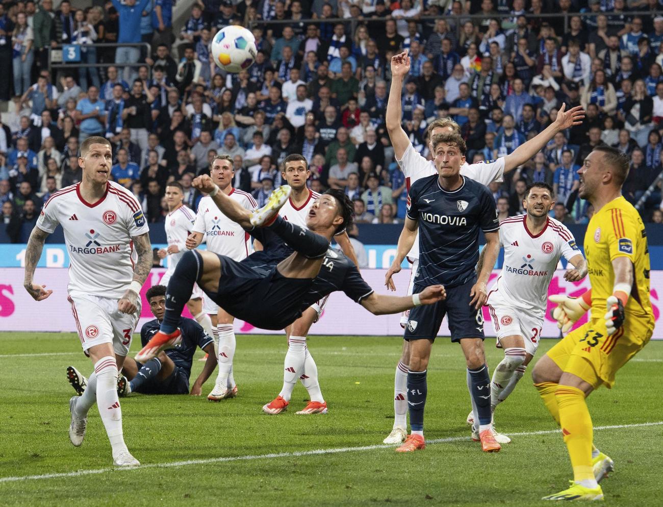 デュッセルドルフ戦の前半、オーバーヘッドシュートを試みるボーフムの浅野（中央）＝ボーフム（共同）