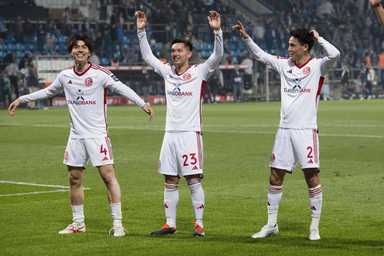 ボーフムに先勝し喜ぶデュッセルドルフの田中（左）、内野（右）ら＝ボーフム（共同）
