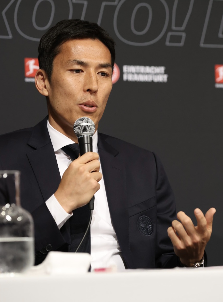 会見に臨んだサッカー元日本代表の長谷部（撮影・河野匠）