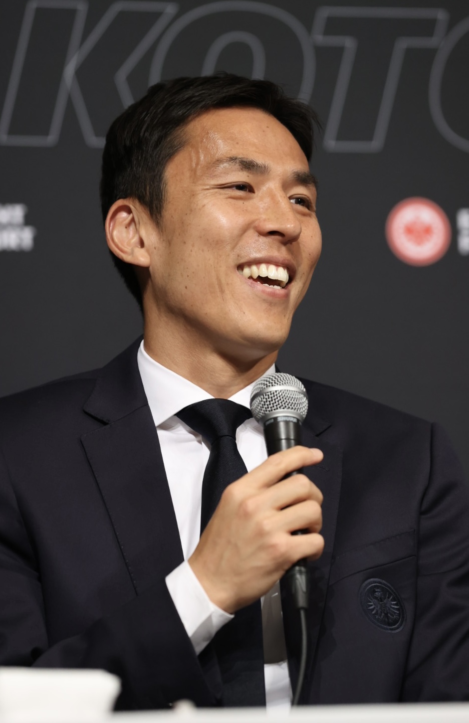 会見に臨んだサッカー元日本代表の長谷部（撮影・河野匠）