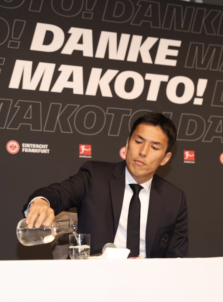 会見に臨んだサッカー元日本代表の長谷部（撮影・河野匠）
