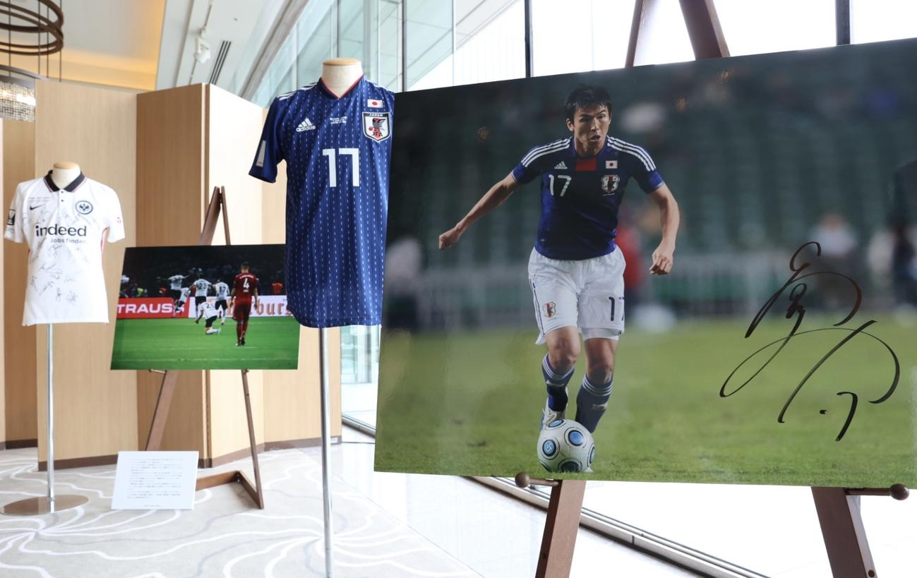 サッカー元日本代表の長谷部の会見場の横にはユニホームや写真が展示された（撮影・河野匠）