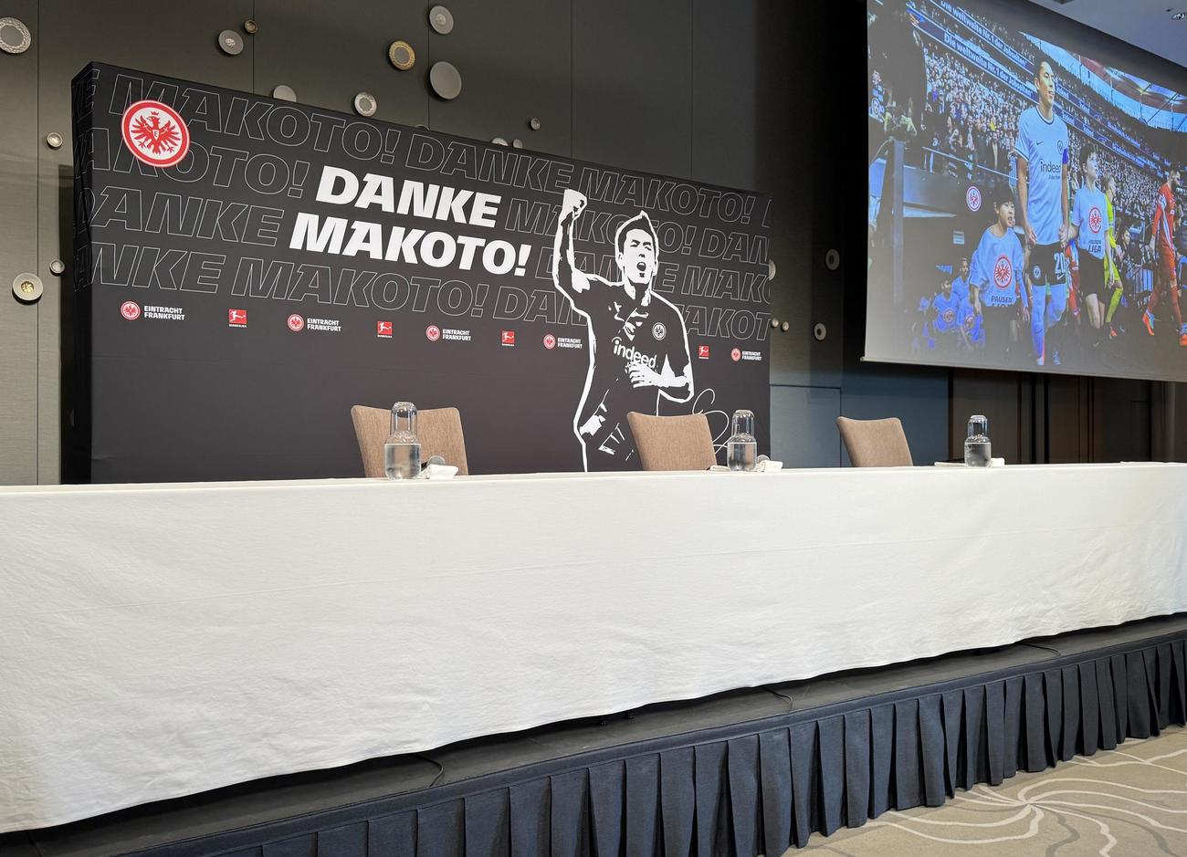準備の進むサッカー元日本代表の長谷部の会見場（撮影・河野匠）