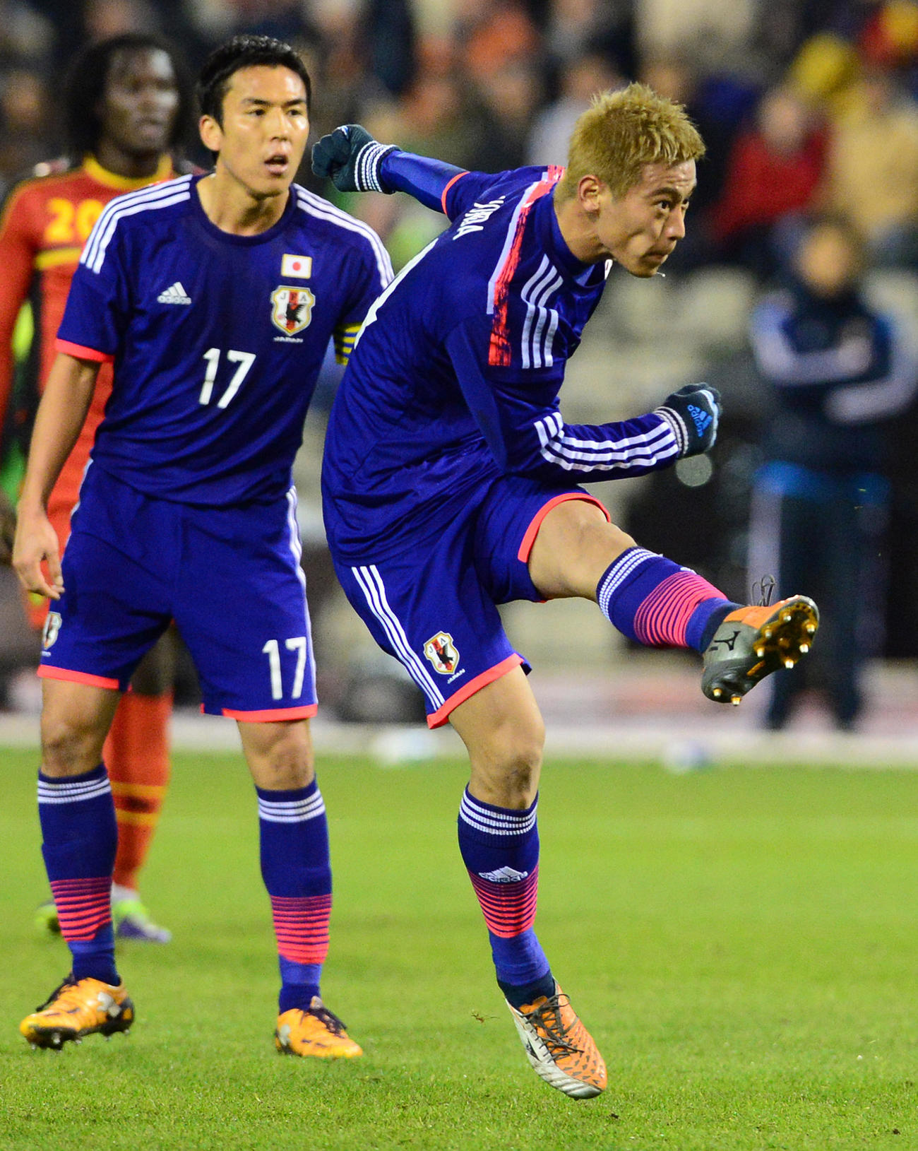 国際親善試合　日本対ベルギー　前半、フリーキックを放つ本田圭佑。左は長谷部誠（2013年11月19日撮影）