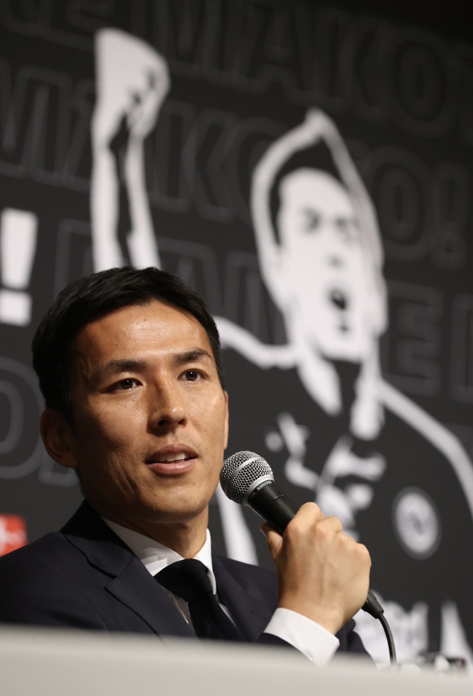 会見に臨んだサッカー元日本代表の長谷部（撮影・河野匠）