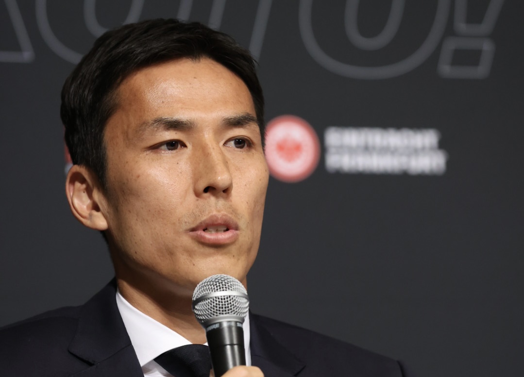 会見に臨んだサッカー元日本代表の長谷部（撮影・河野匠）