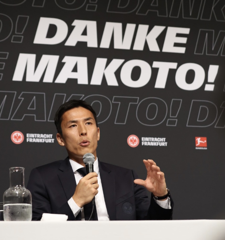 会見に臨んだサッカー元日本代表の長谷部（撮影・河野匠）