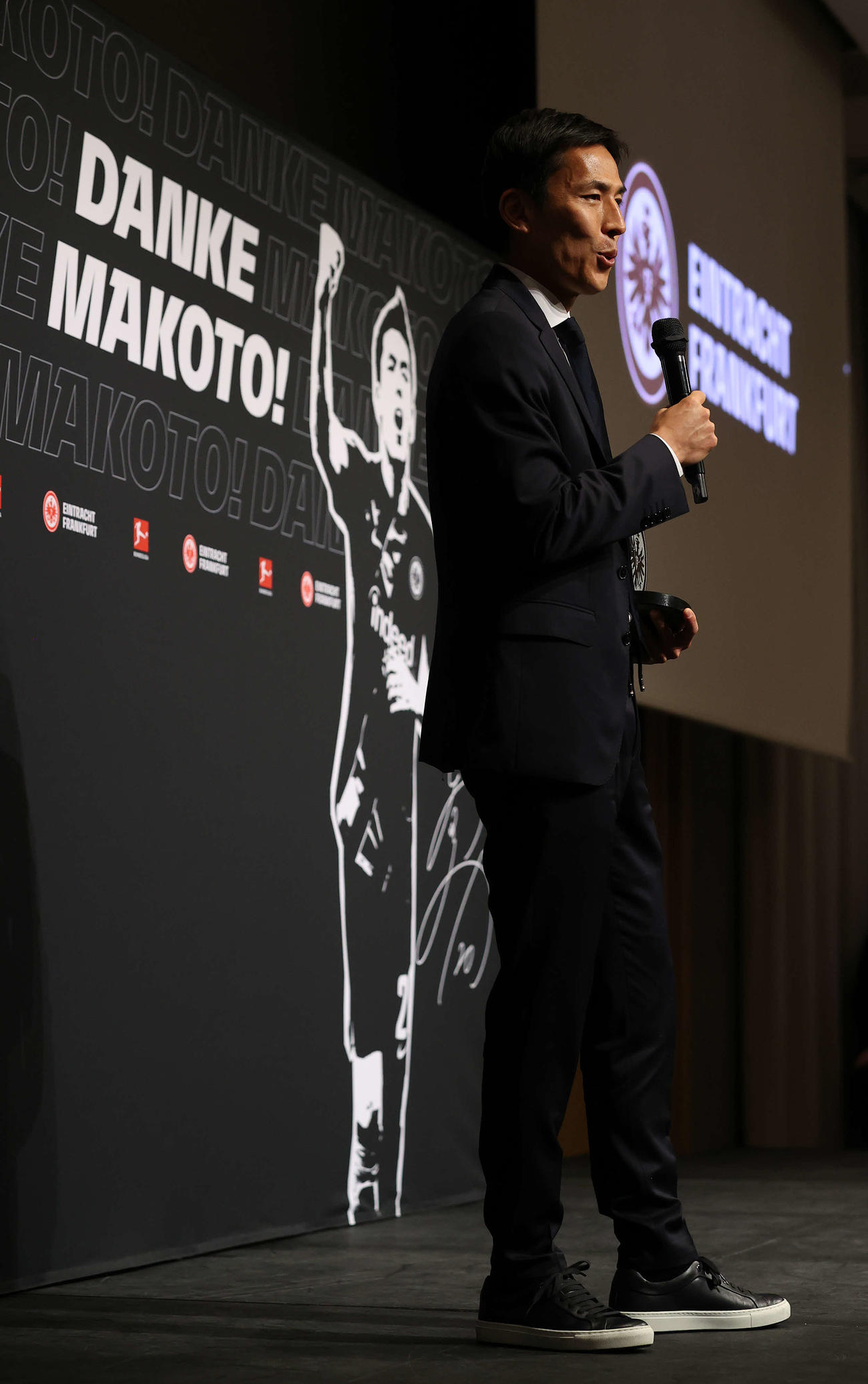 引退会見の最後にあいさつするサッカー元日本代表の長谷部（撮影・河野匠）