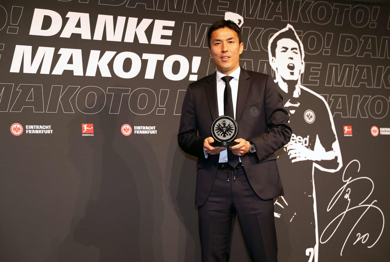 引退会見で記念品を受け取ったサッカー元日本代表の長谷部（撮影・河野匠）