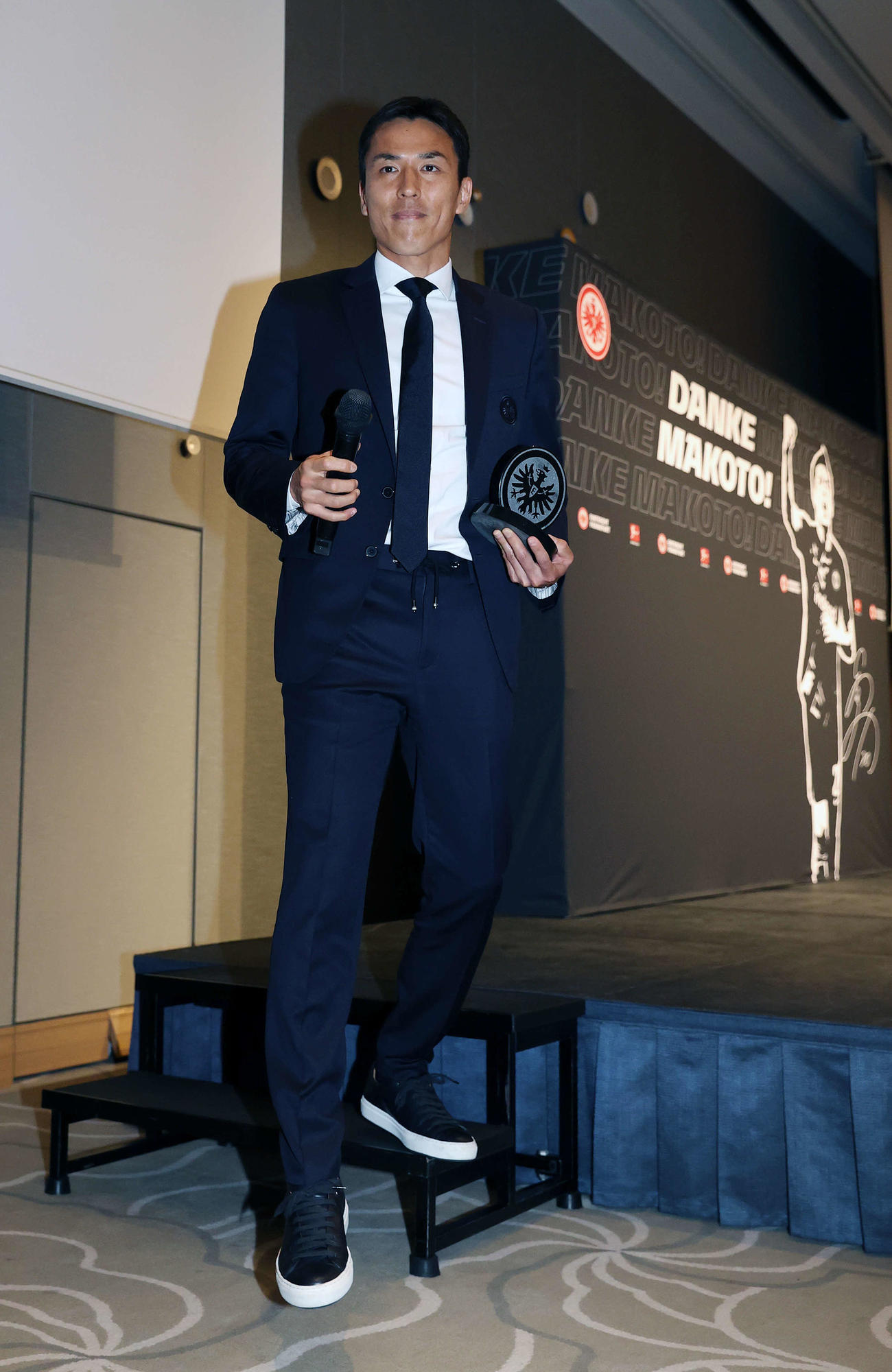 引退会見を終え、引き揚げるサッカー元日本代表の長谷部（撮影・河野匠）