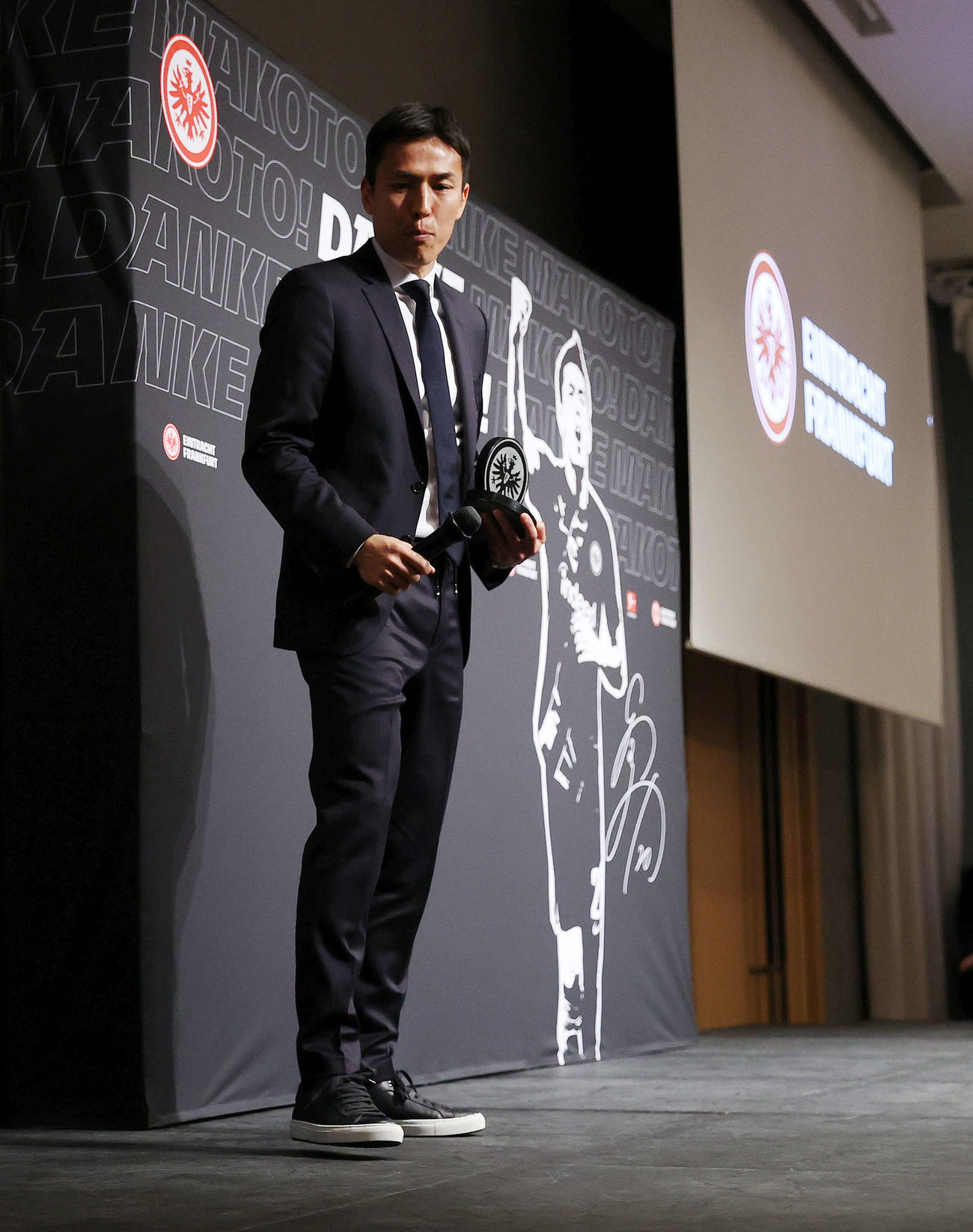 引退会見を終え、引き揚げるサッカー元日本代表の長谷部（撮影・河野匠）